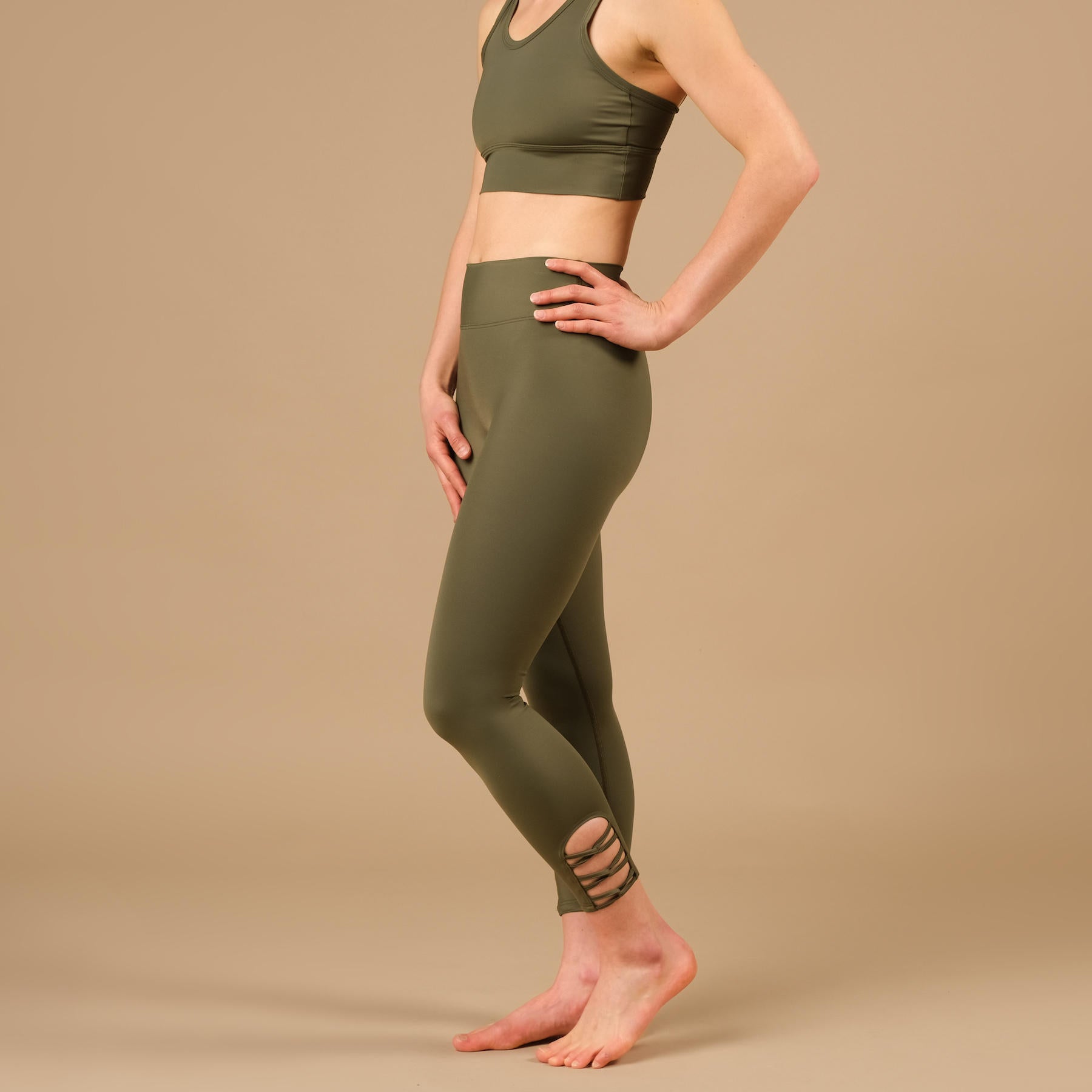 Leggings de yoga 7/8 Eco Mare fabriqués en Suisse à partir de tissu Econyl recyclé olive