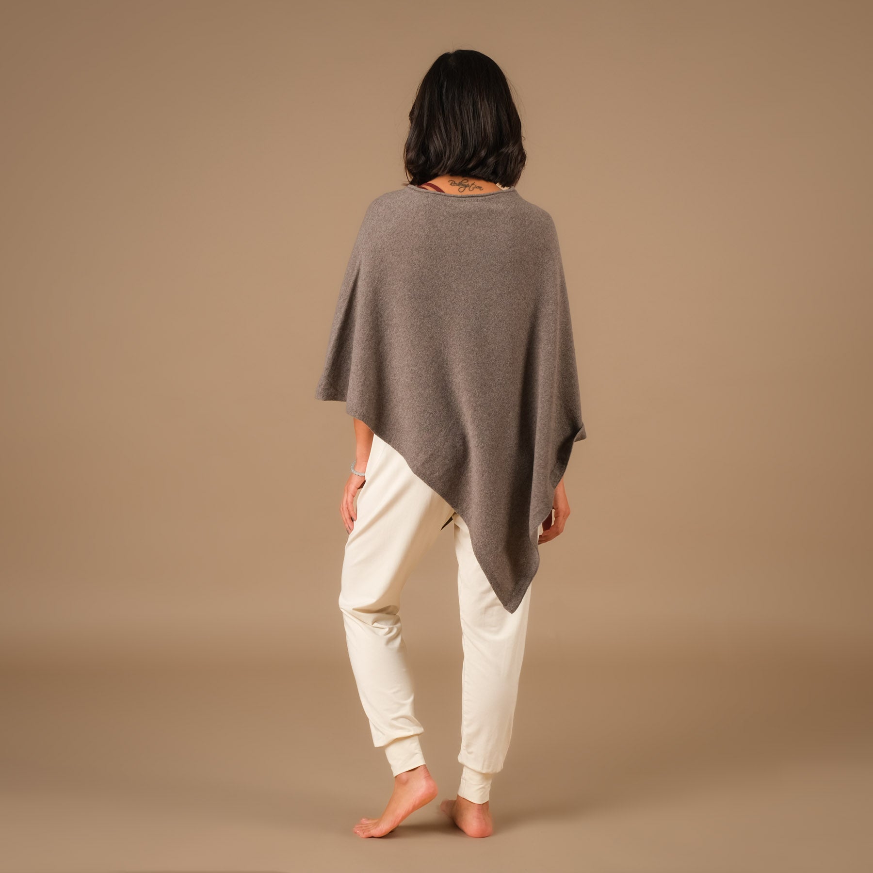 Poncho en cachemire durable taupe