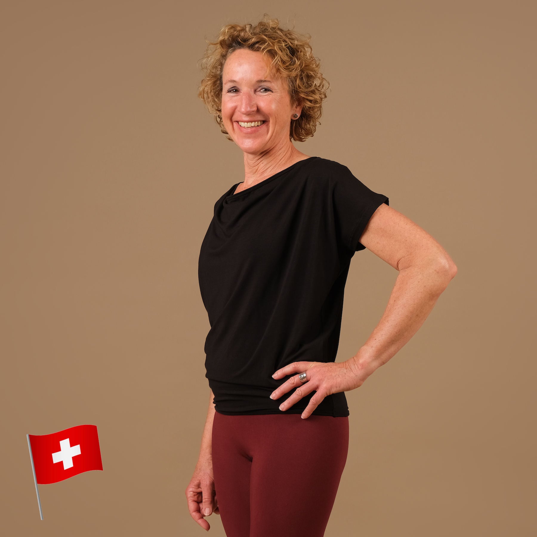 T-shirt de yoga cascade noir, tissu durable, super confortable, cousu en Suisse