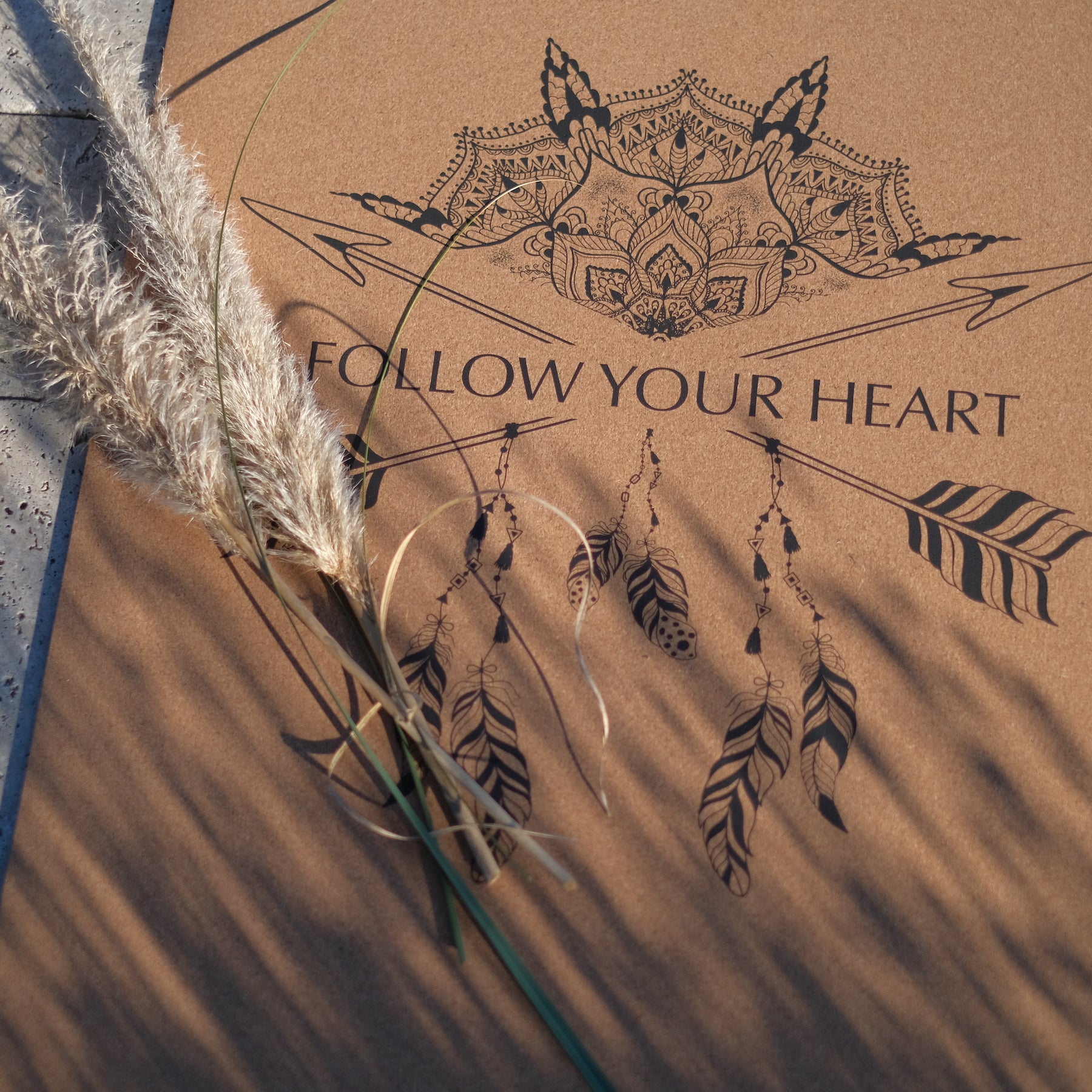 Tapis de yoga en liège Boho Follow your Heart noir