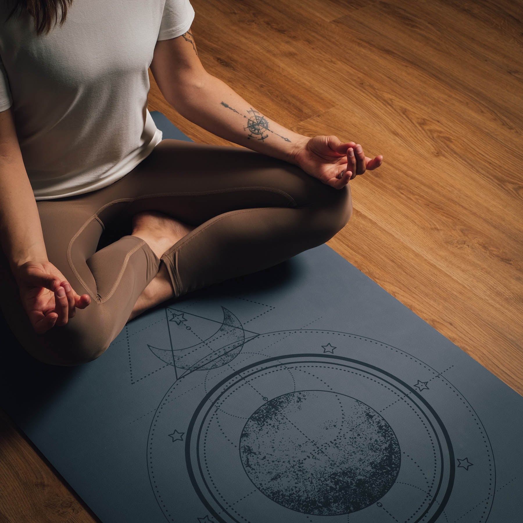 Tapis de yoga SuperGrip 2.0 Moon gris-bleu avec lignes d'aide pour un alignement correct