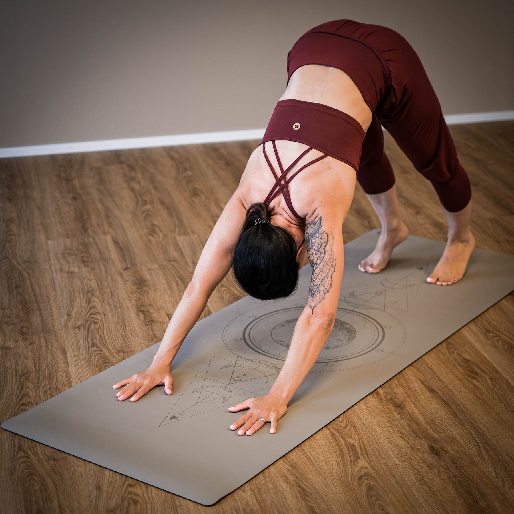 Tapis de yoga SuperGrip 2.0 Moon avec lignes d'aide pour un alignement correct sable
