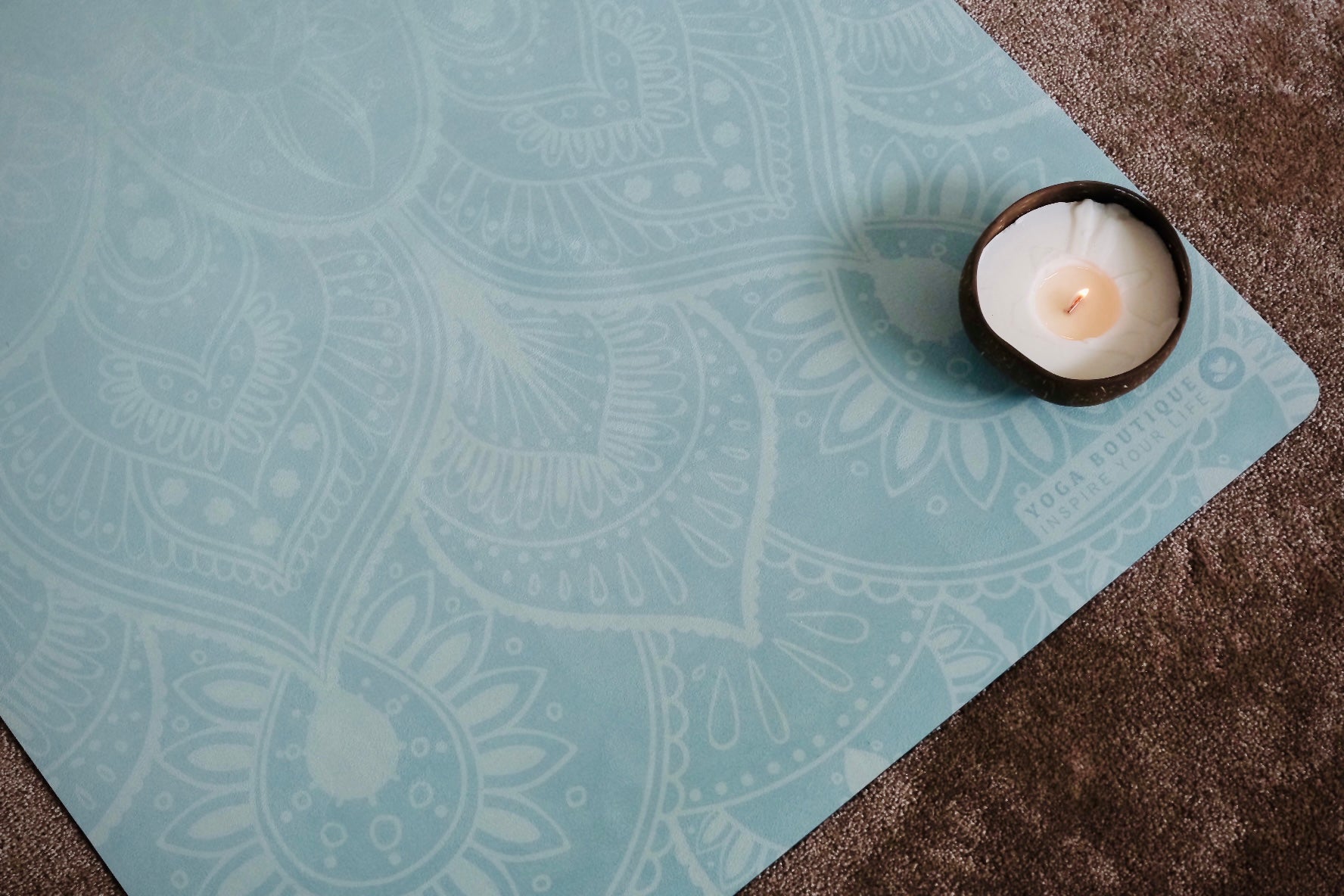 Les tapis de yoga en velours ont une surface douce et veloutée sur laquelle on se sent parfaitement à l'aise. Spécialement conçu pour les mains moites.