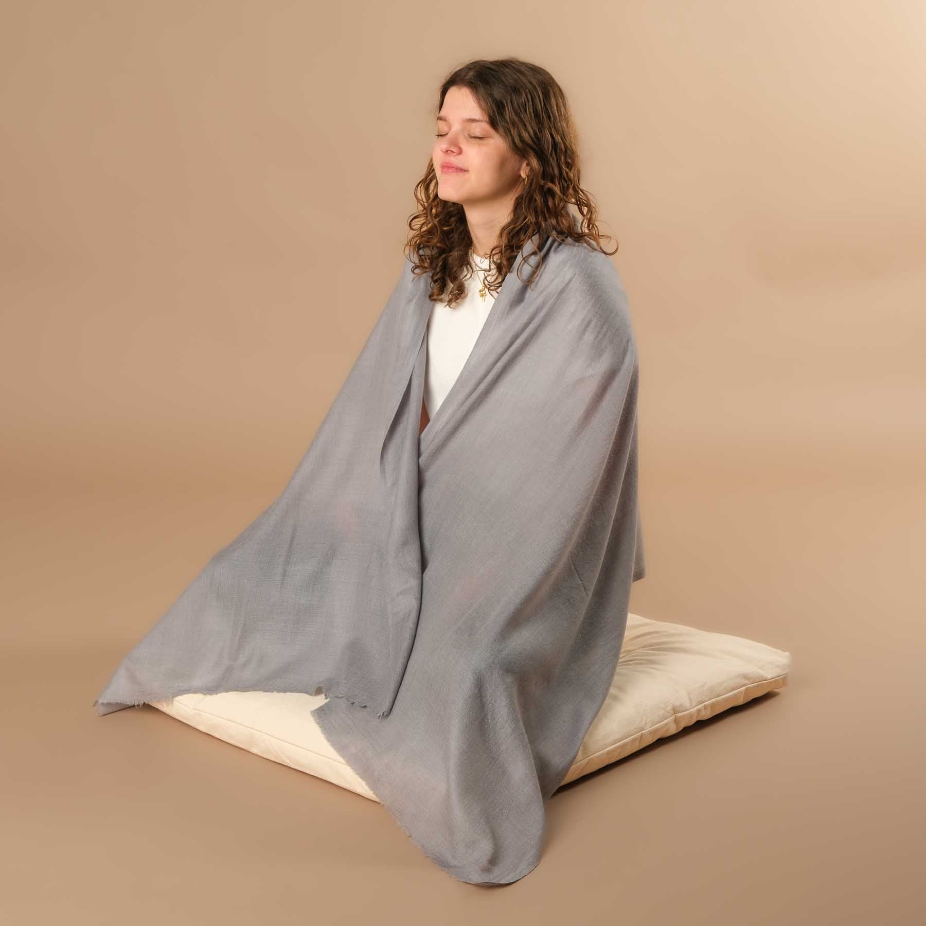 Écharpe de méditation en laine fine, couleur grise unie