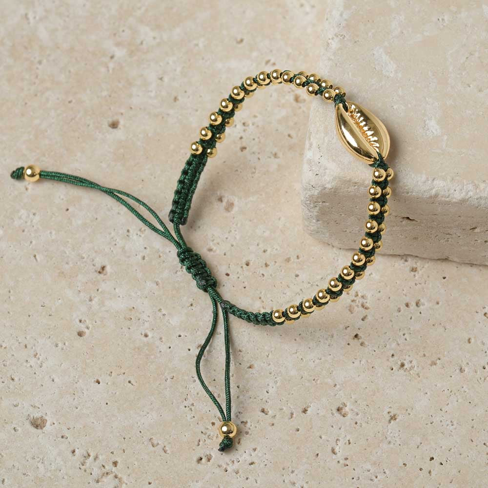 Bracelet tressé avec coquillage cauri or vert foncé
