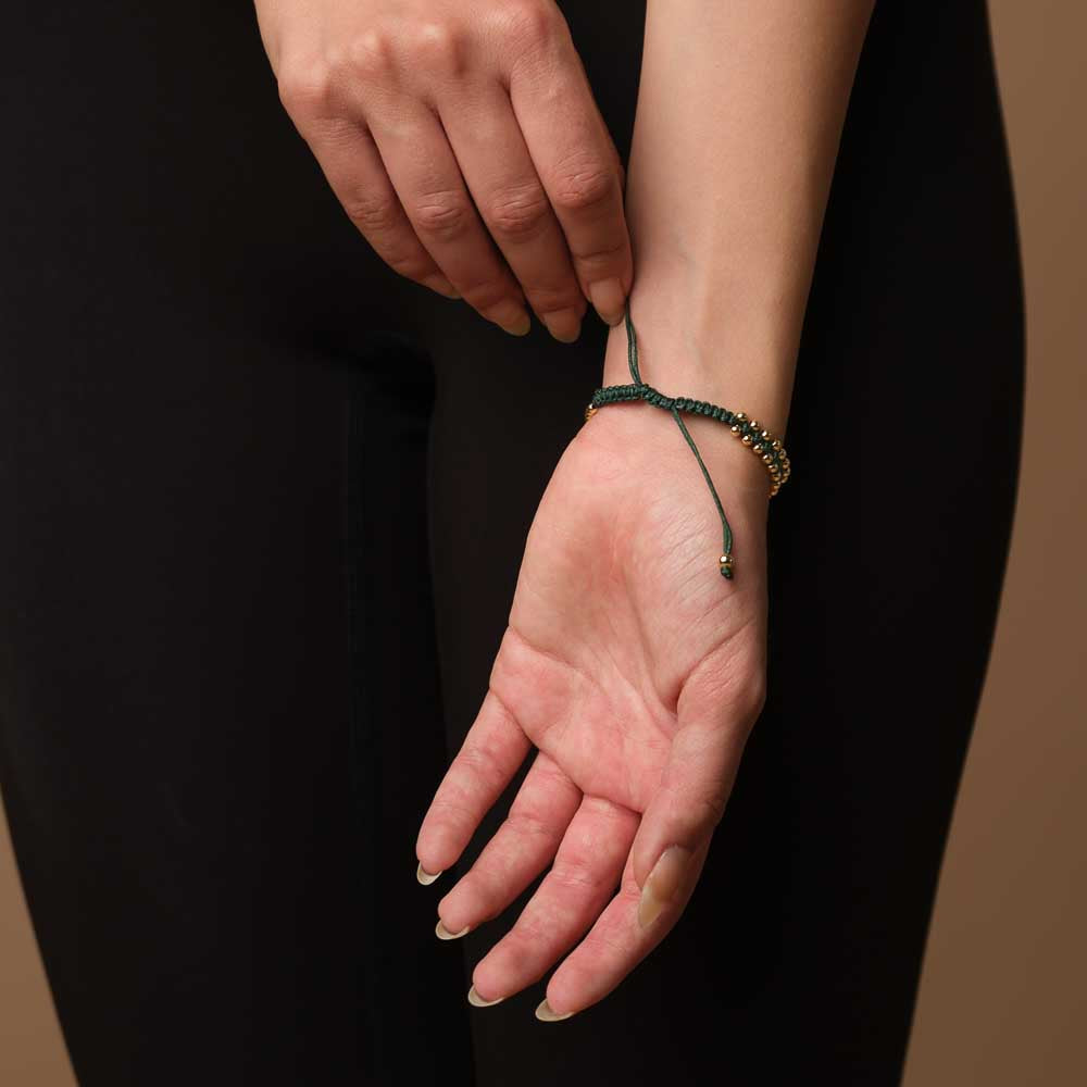 Bracelet tressé avec coquillage cauri or vert foncé