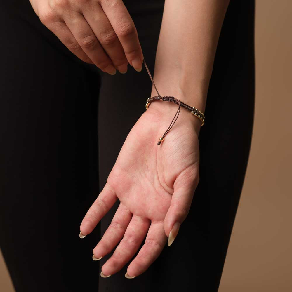 Bracelet tressé avec coquillage cauri or espresso