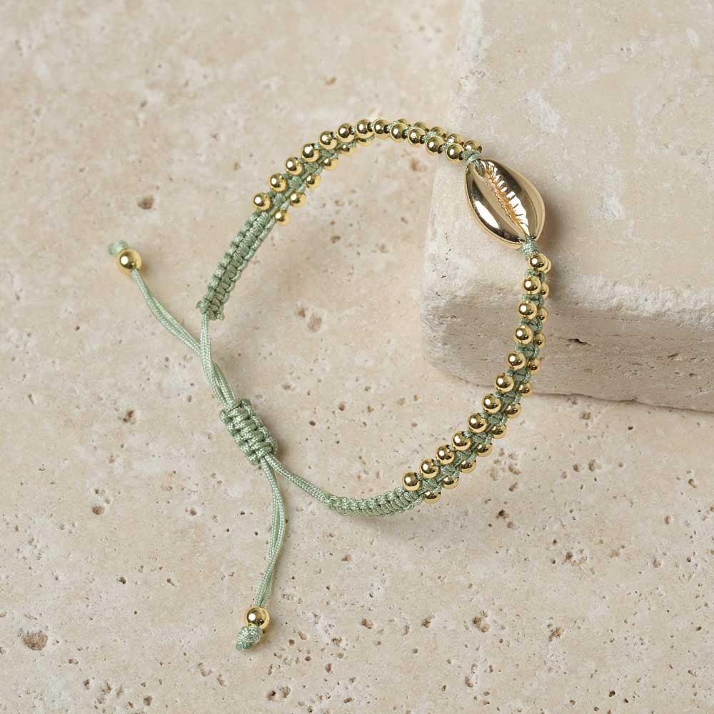 Bracelet tressé avec coquillage cauri or vert jade