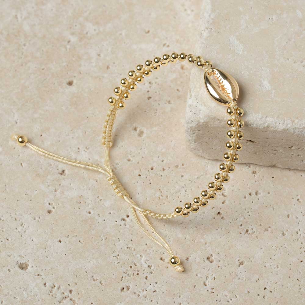 Bracelet tressé avec coquillage cauri or sable