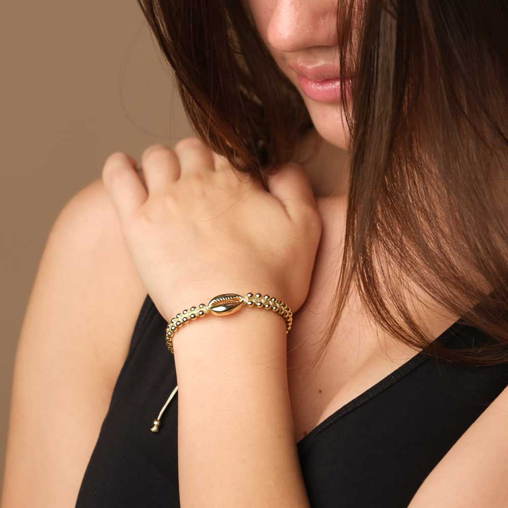 Bracelet tressé avec coquillage cauri or sable