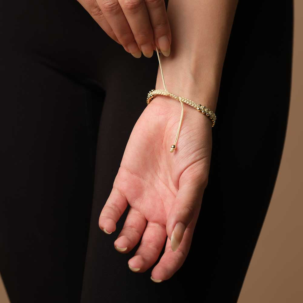 Bracelet tressé avec coquillage cauri or sable