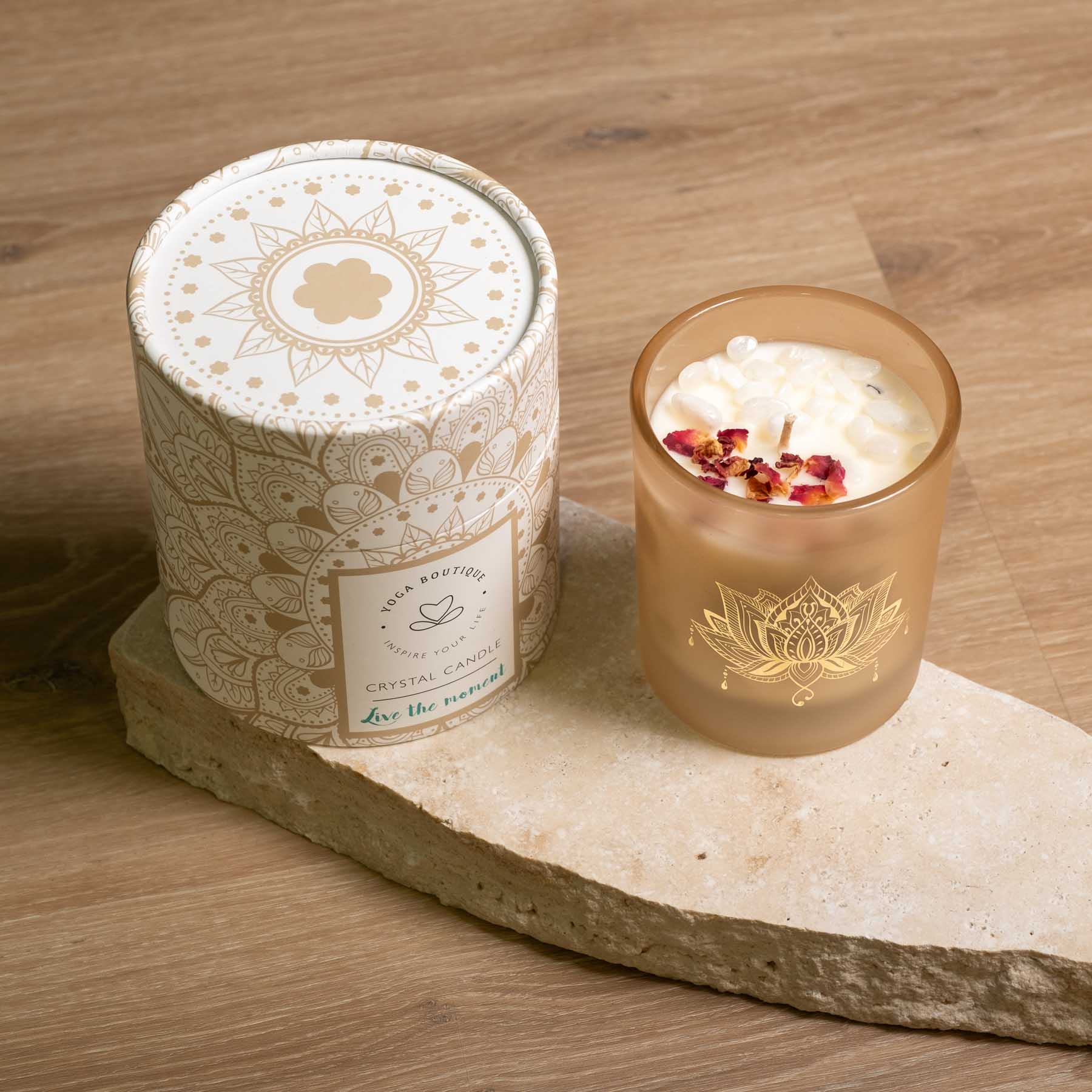 Bougie parfumée Bois de santal avec pierres précieuses et fleurs en cire de soja, végétalien, couleur sable