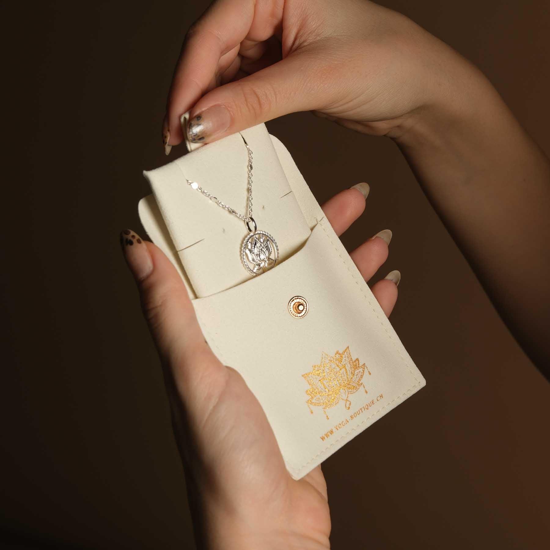 Collier avec pendentif lotus argent