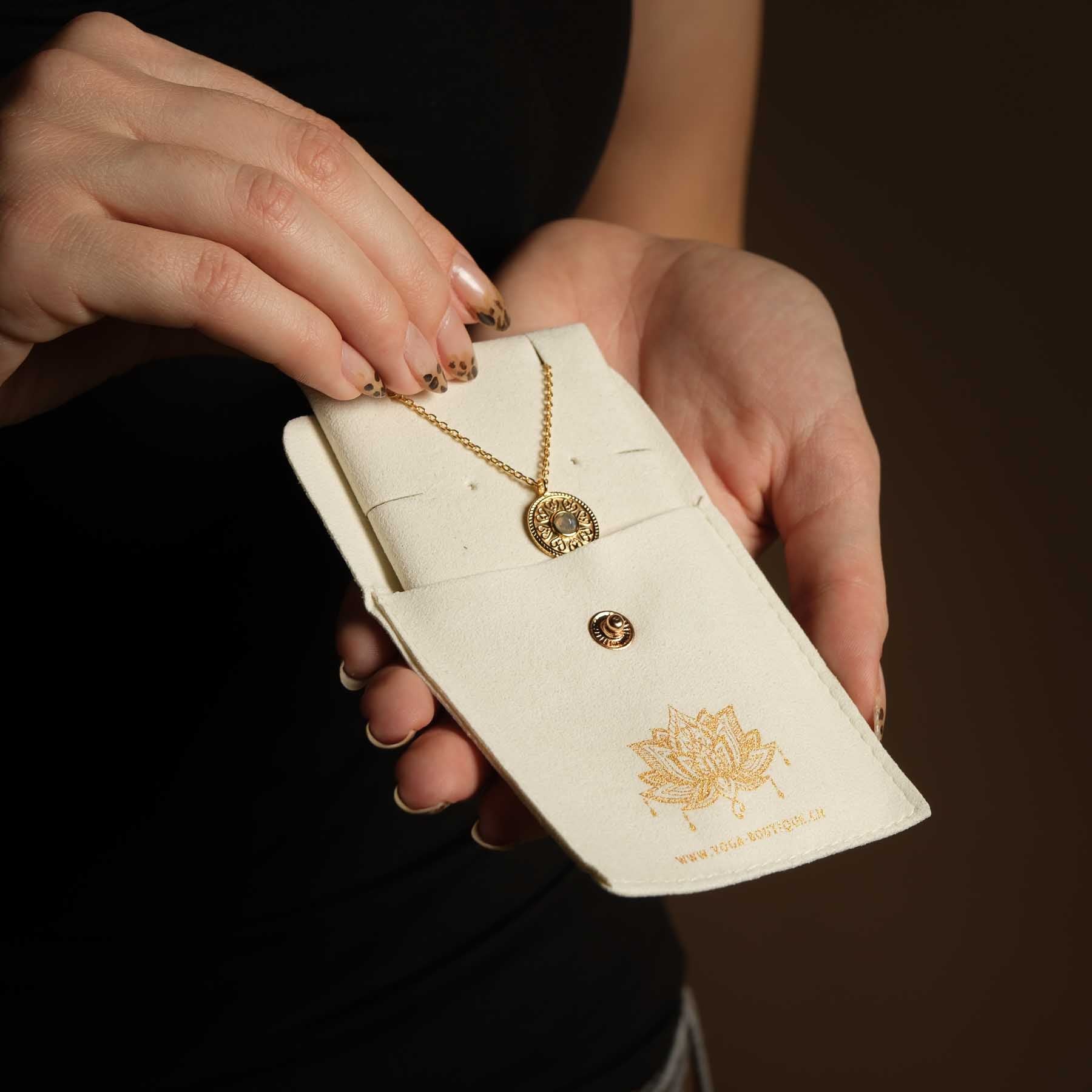 Collier Mandala Love avec labradorite or