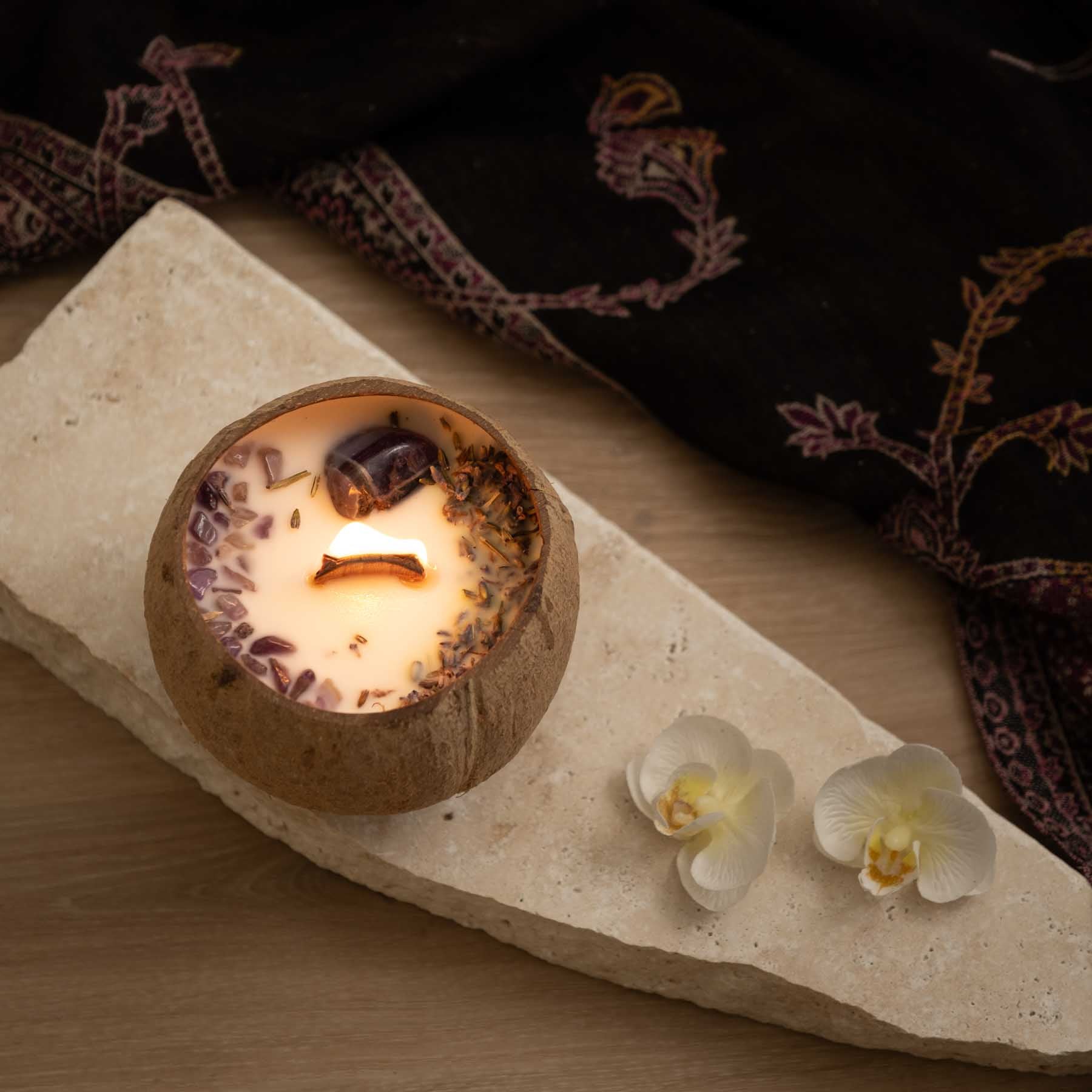 Bougie parfumée à la noix de coco et aux pierres précieuses Rose, ambre, musc & améthyste
