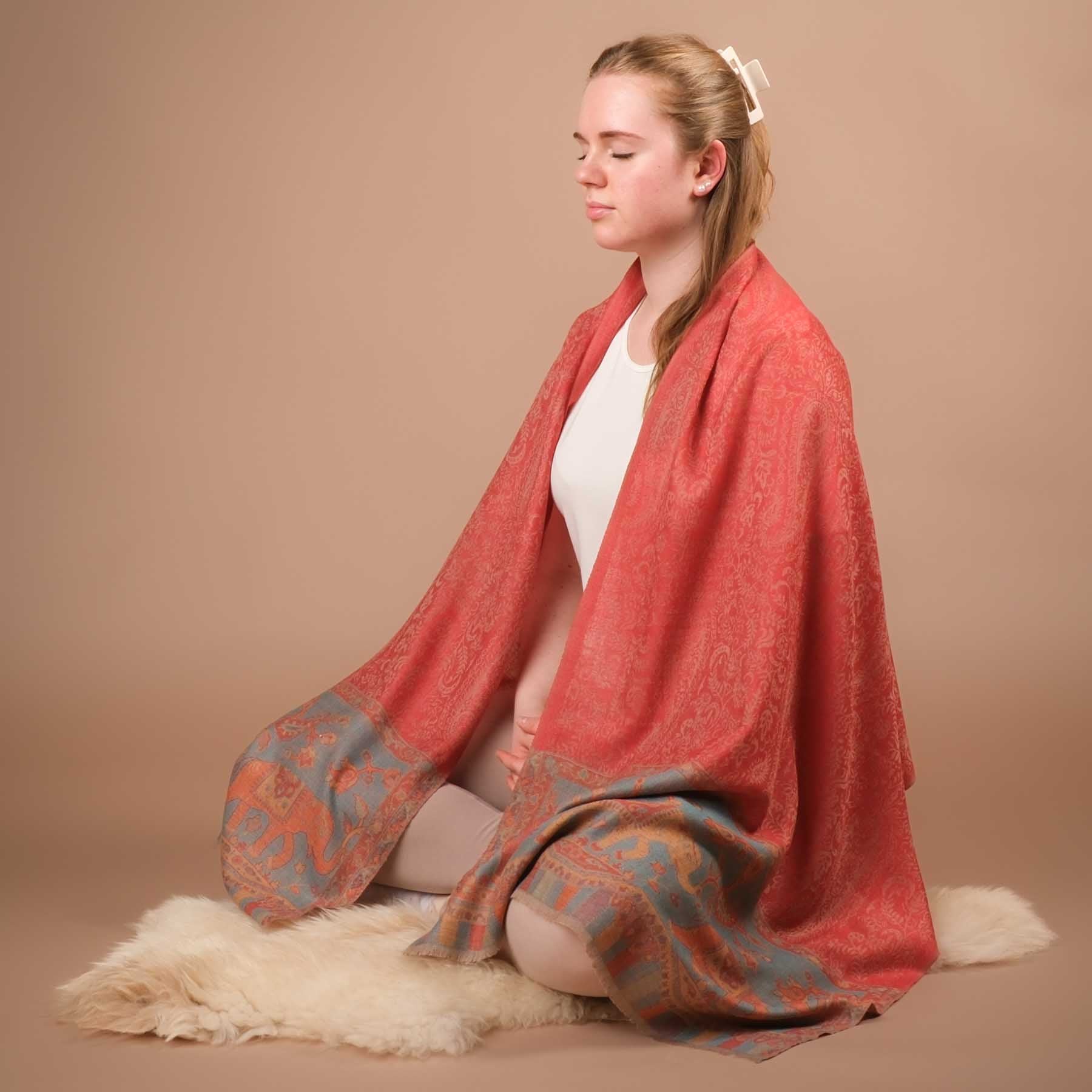 Châle de méditation écharpe en laine fine éléphant rouge