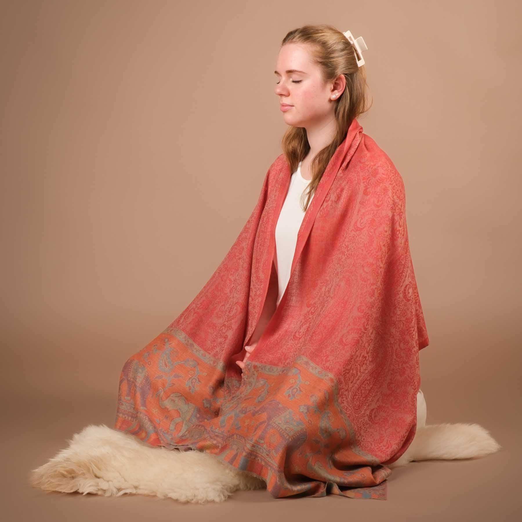 Châle de méditation écharpe en laine fine éléphant rouge