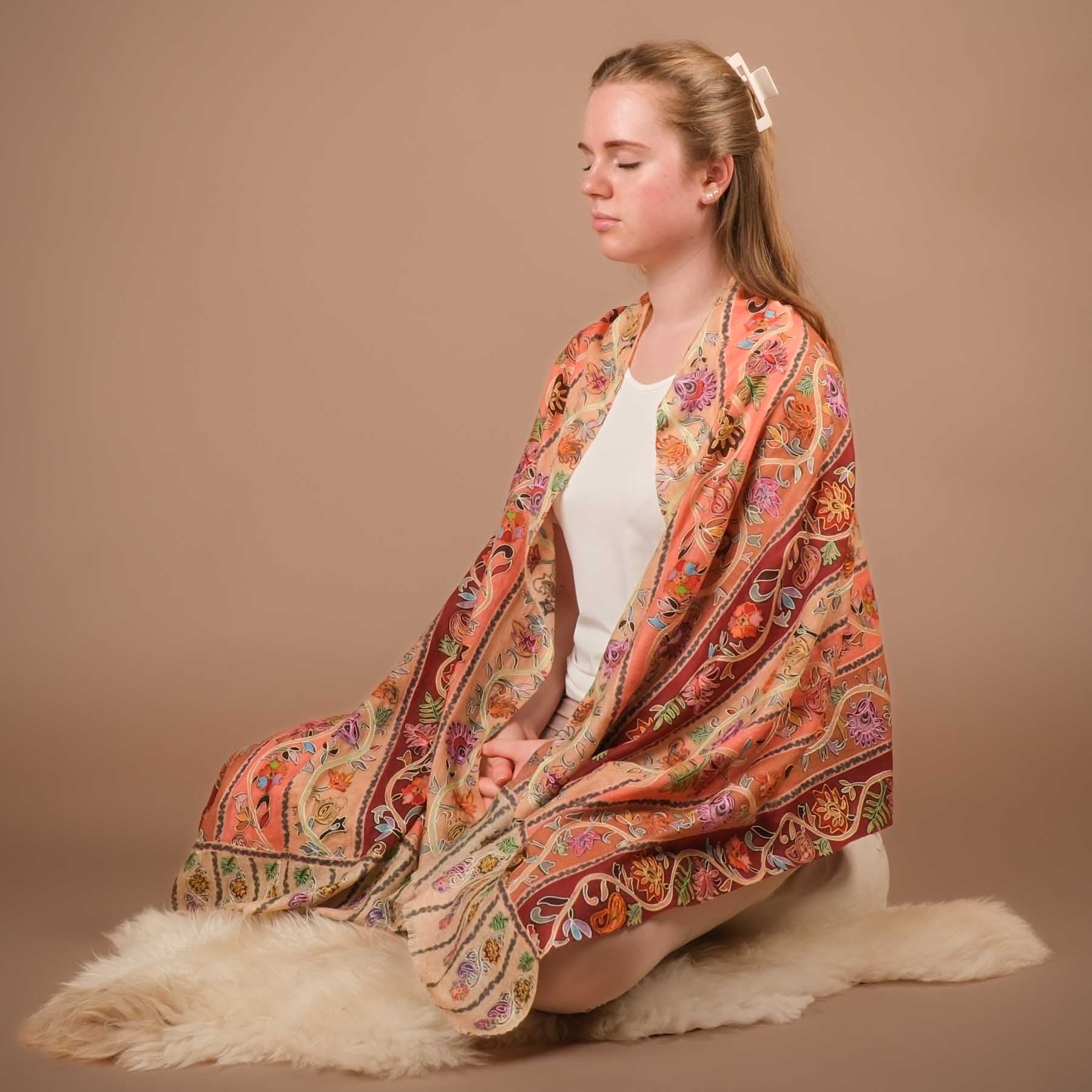Châle de méditation en laine fine et soie Rameau de fleurs