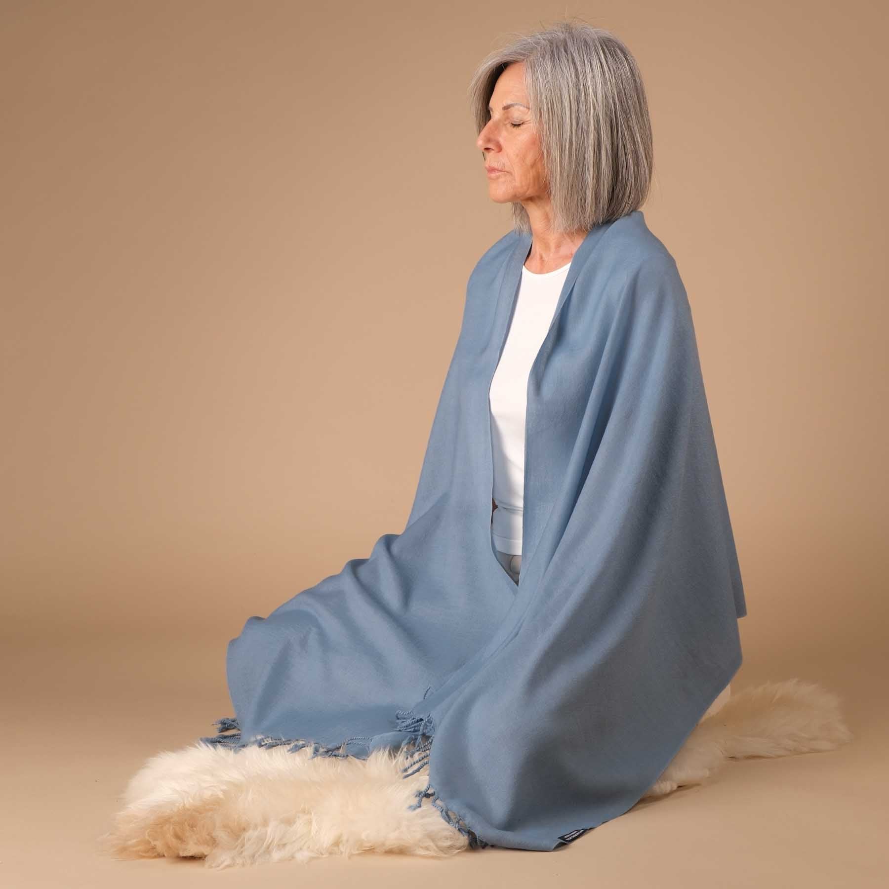 Châle de méditation laine mérinos uni gris-bleu