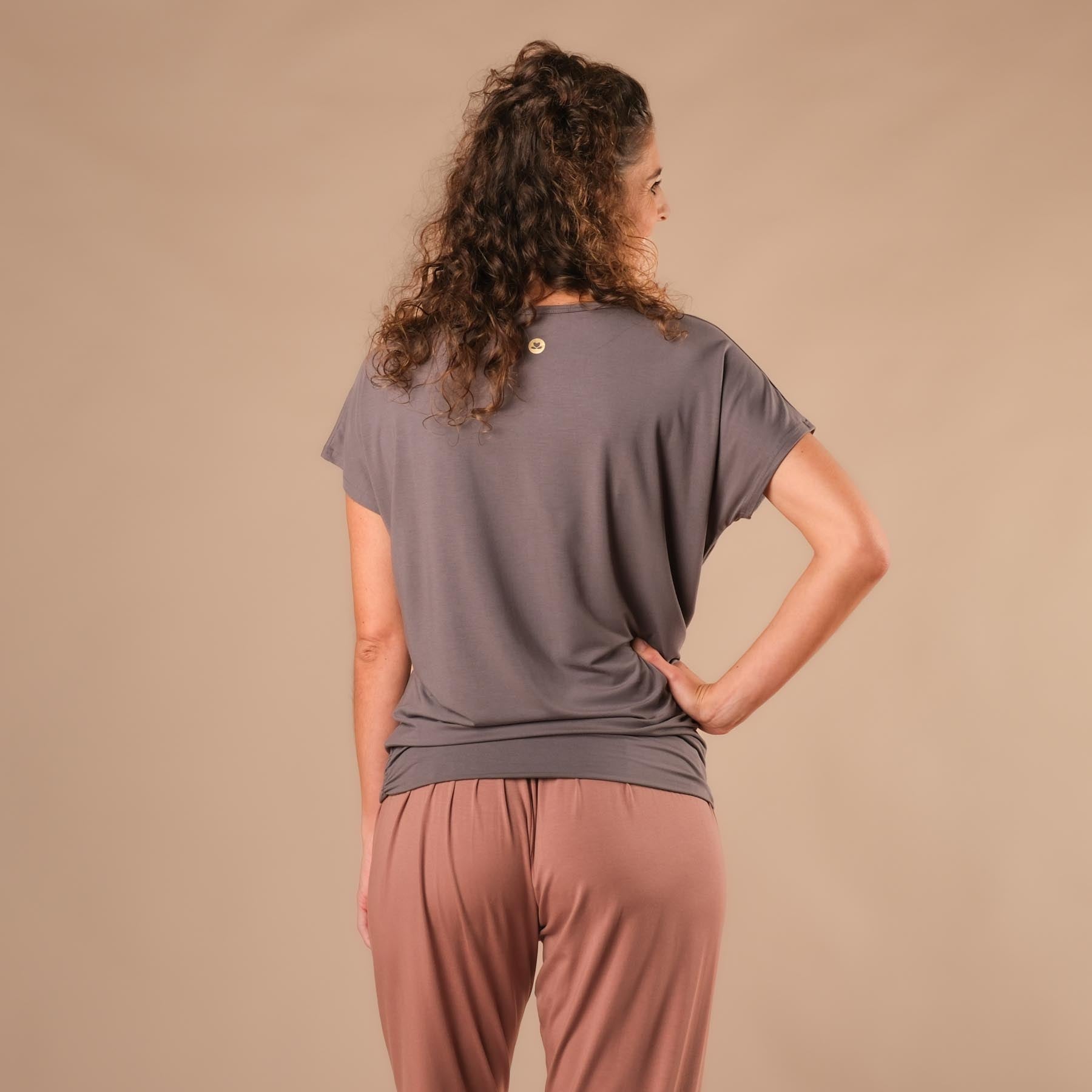 Yoga Shirt Comfy à manches courtes fabriqué de manière durable en Suisse steel-grey