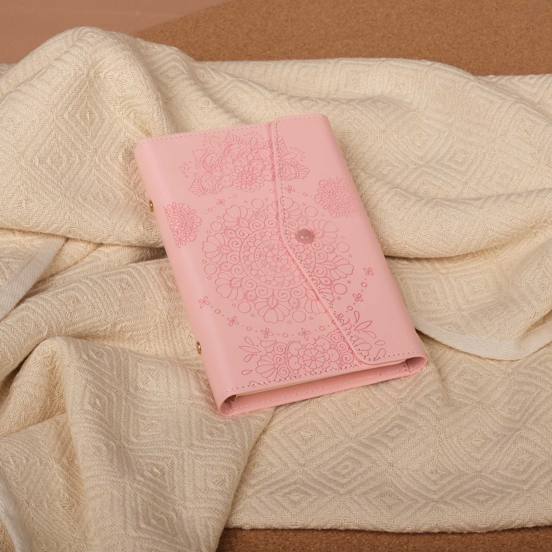 Carnet de notes à anneaux avec rabat fermeture magnétique et quartz rose, cartonné, avec design mandala