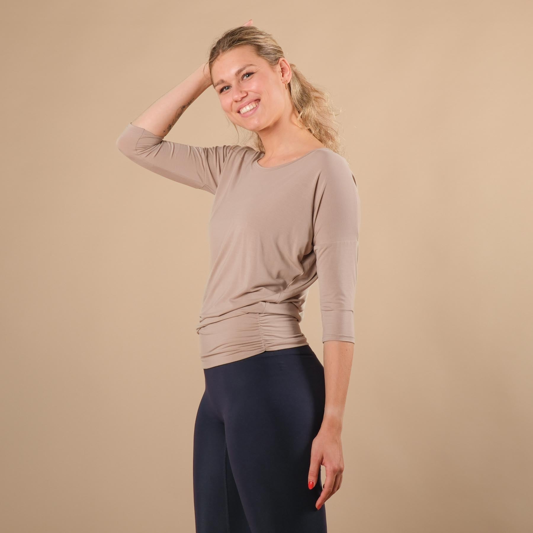 Yoga Shirt Comfy manches 3/4, fabriqué en Suisse, tissu très doux, taupe