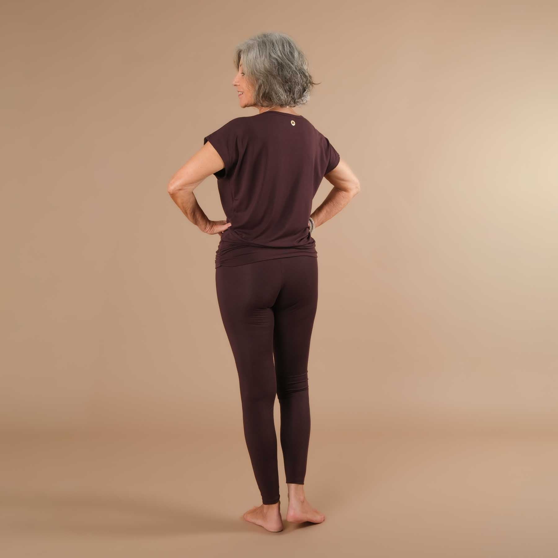 Yoga Shirt Comfy à manches courtes fabriqué de manière durable en Suisse aubergine