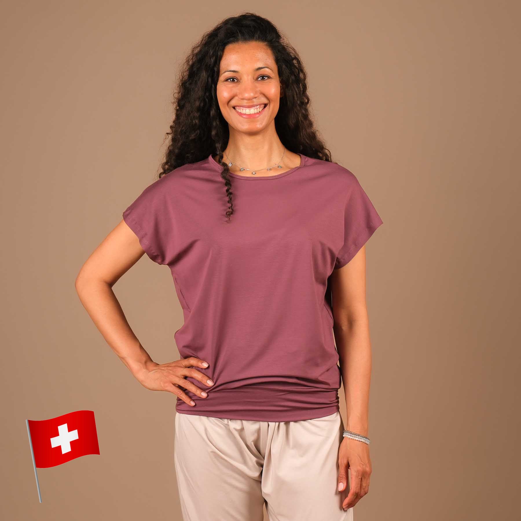 Yoga Shirt Comfy à manches courtes fabriqué de manière durable en Suisse aubergine