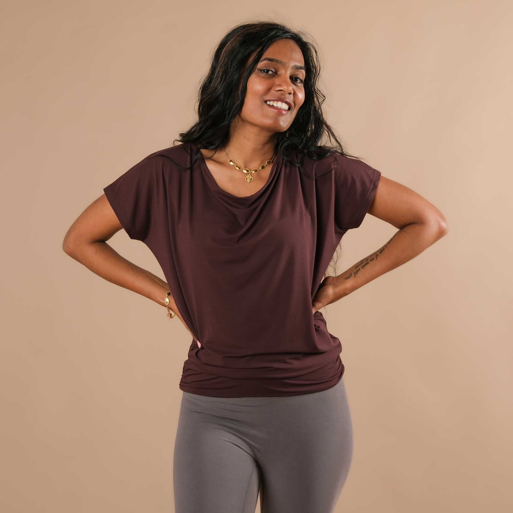 T-shirt yoga cascade aubergine, tissu durable, très confortable, cousu en Suisse