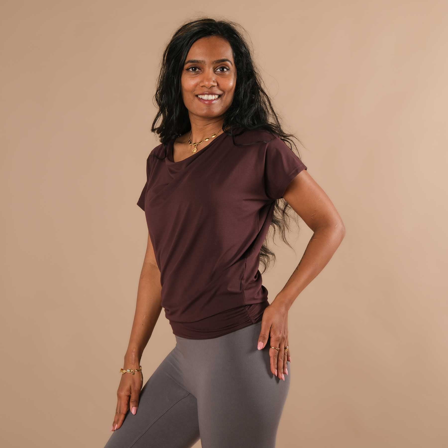 T-shirt yoga cascade aubergine, tissu durable, très confortable, cousu en Suisse