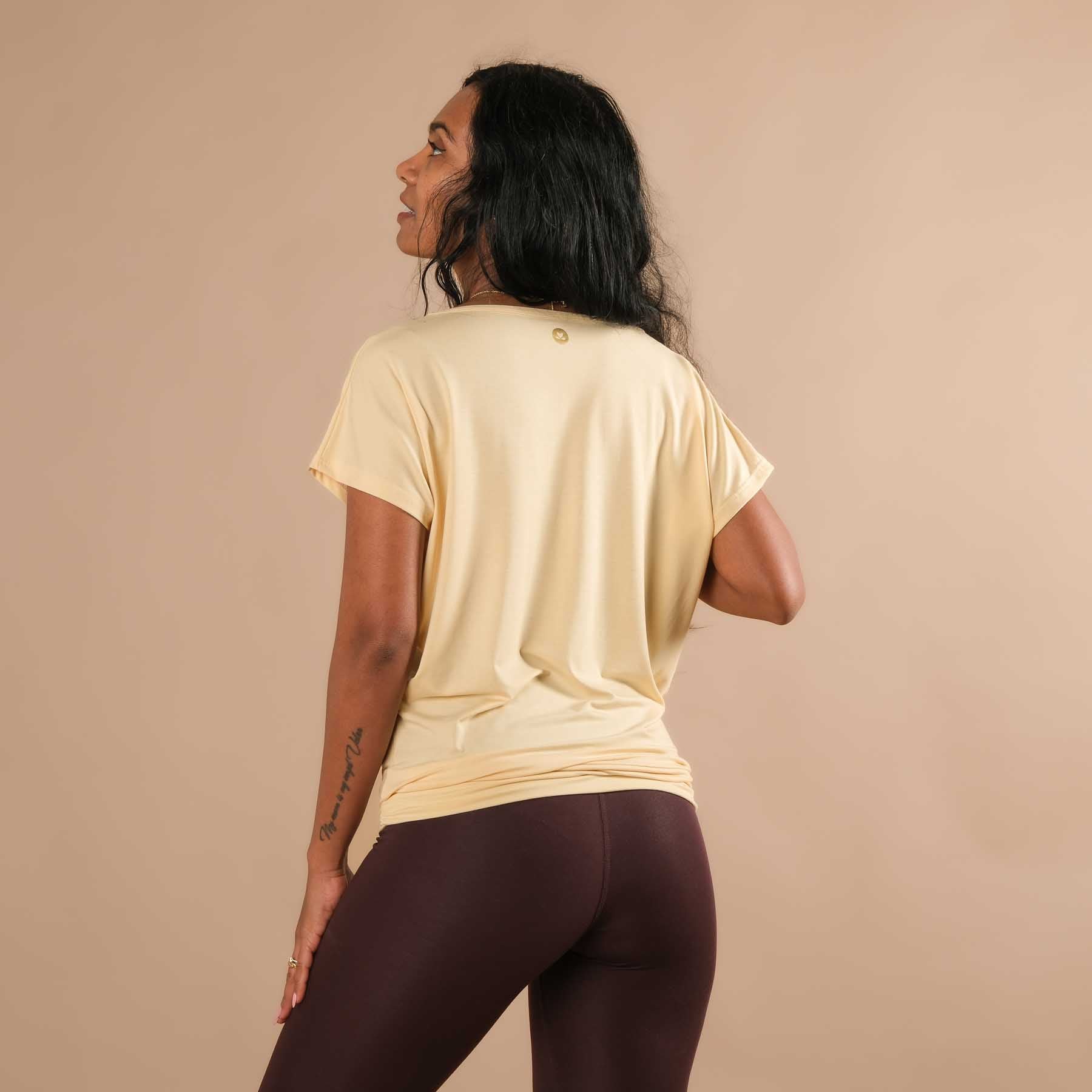 T-shirt yoga cascade, couleur jaune beurre, tissu durable, très confortable, cousu en Suisse