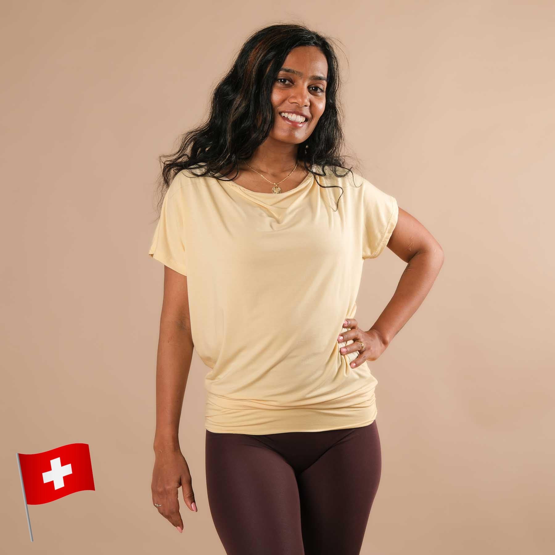 T-shirt yoga cascade, couleur jaune beurre, tissu durable, très confortable, cousu en Suisse