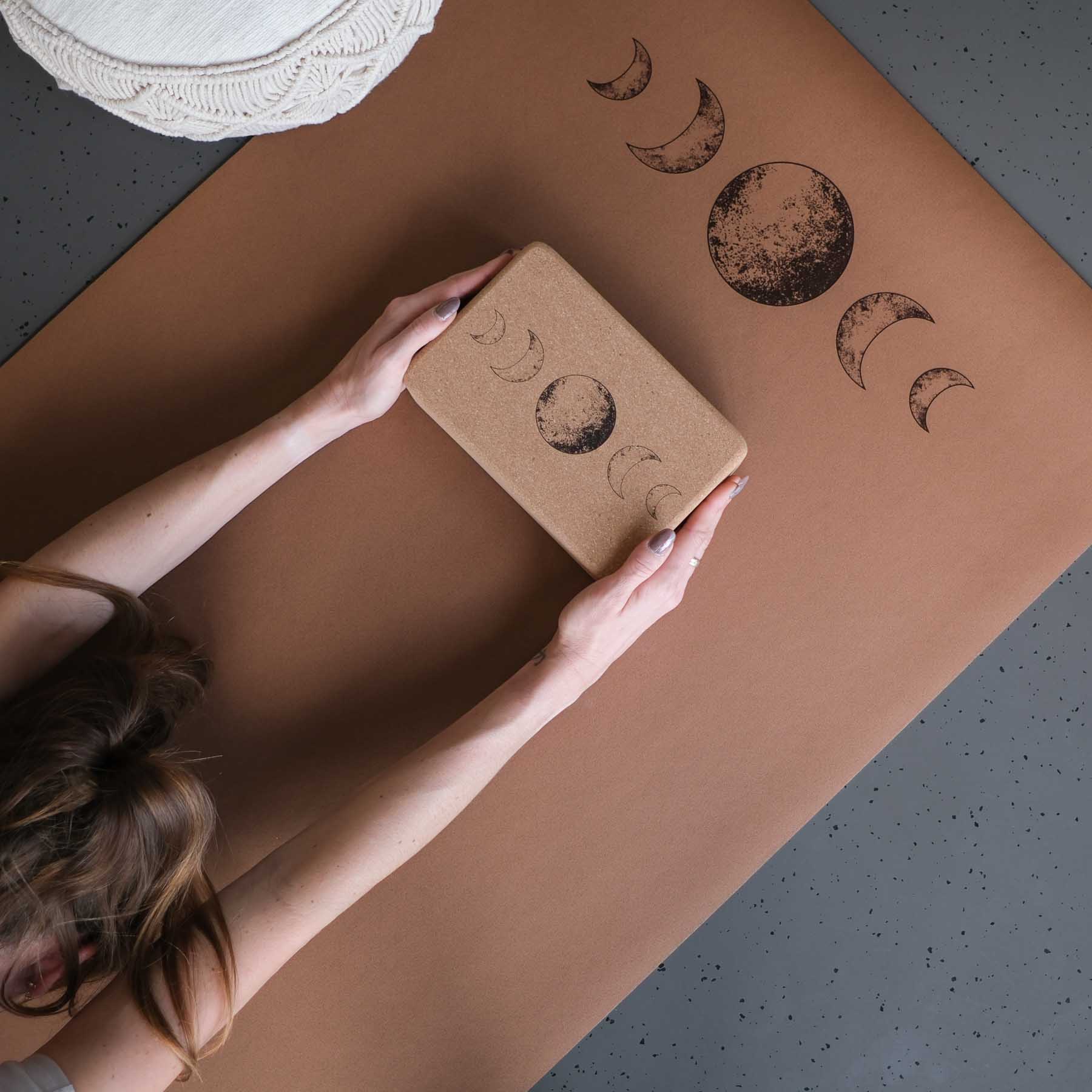 Bloc de yoga en liège Celeste avec design de lune durable