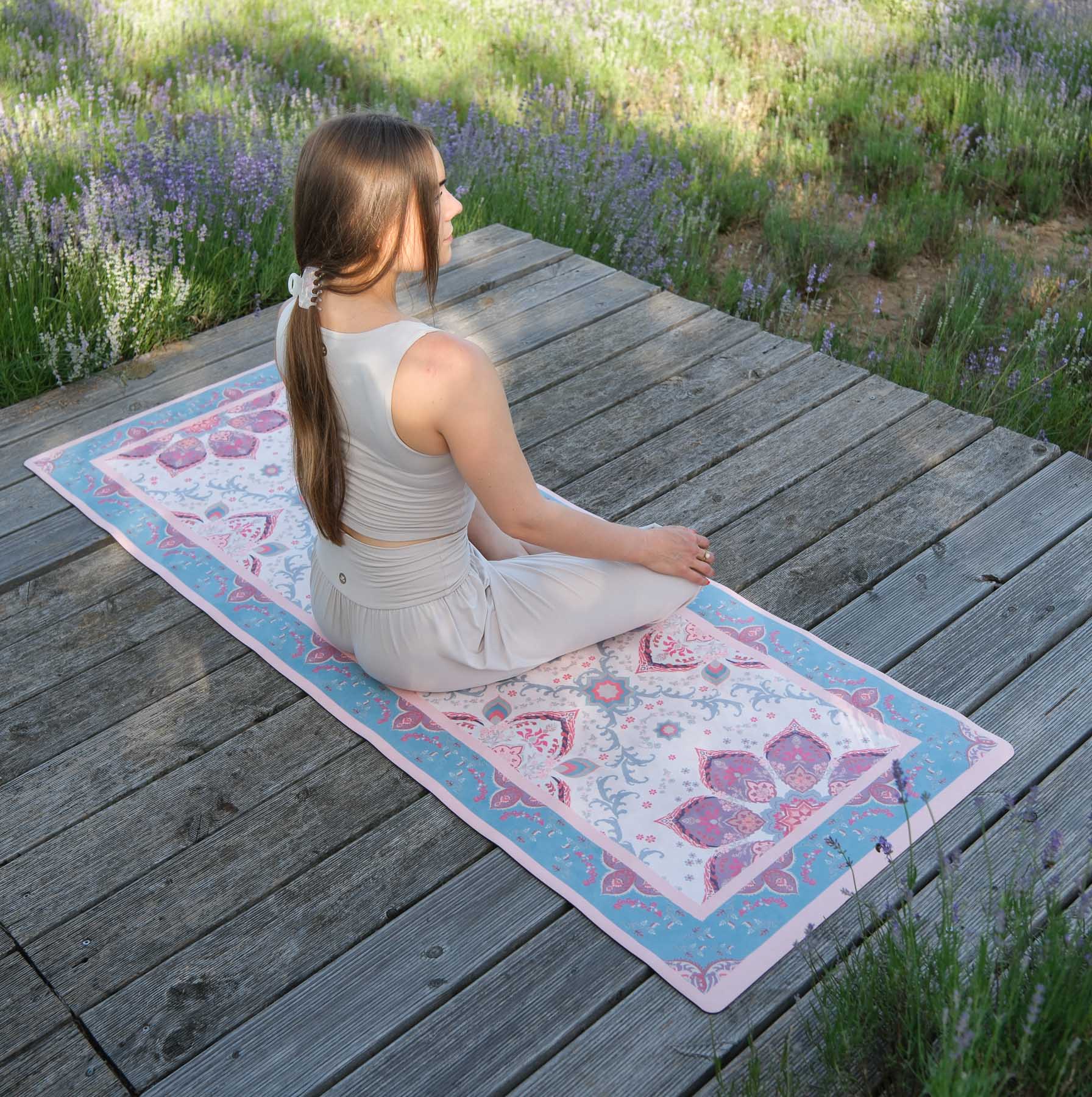 Tapis de yoga velours Marrakech avec un beau motif de fleurs