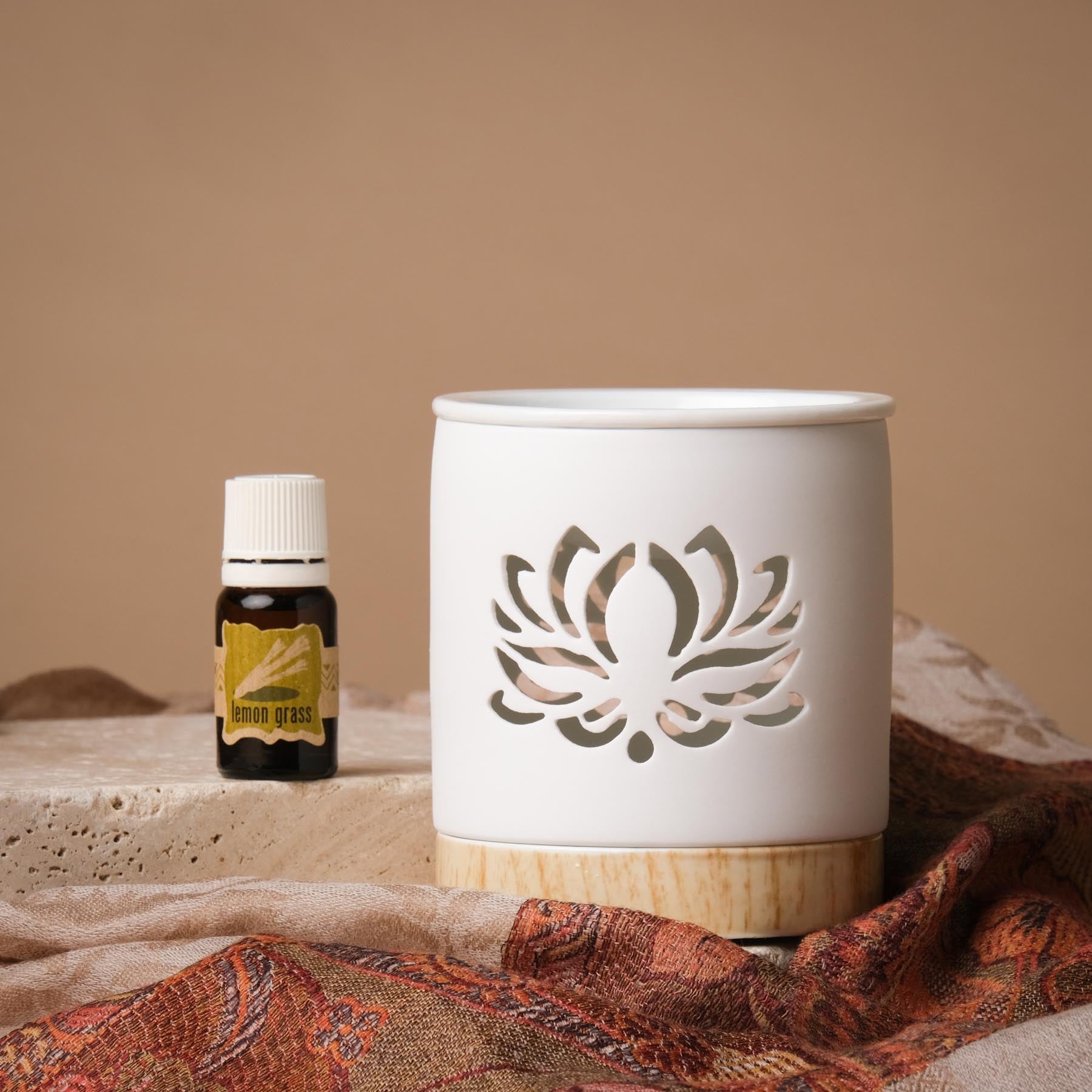 Diffuseur d'huiles essentielles blanches avec lotus