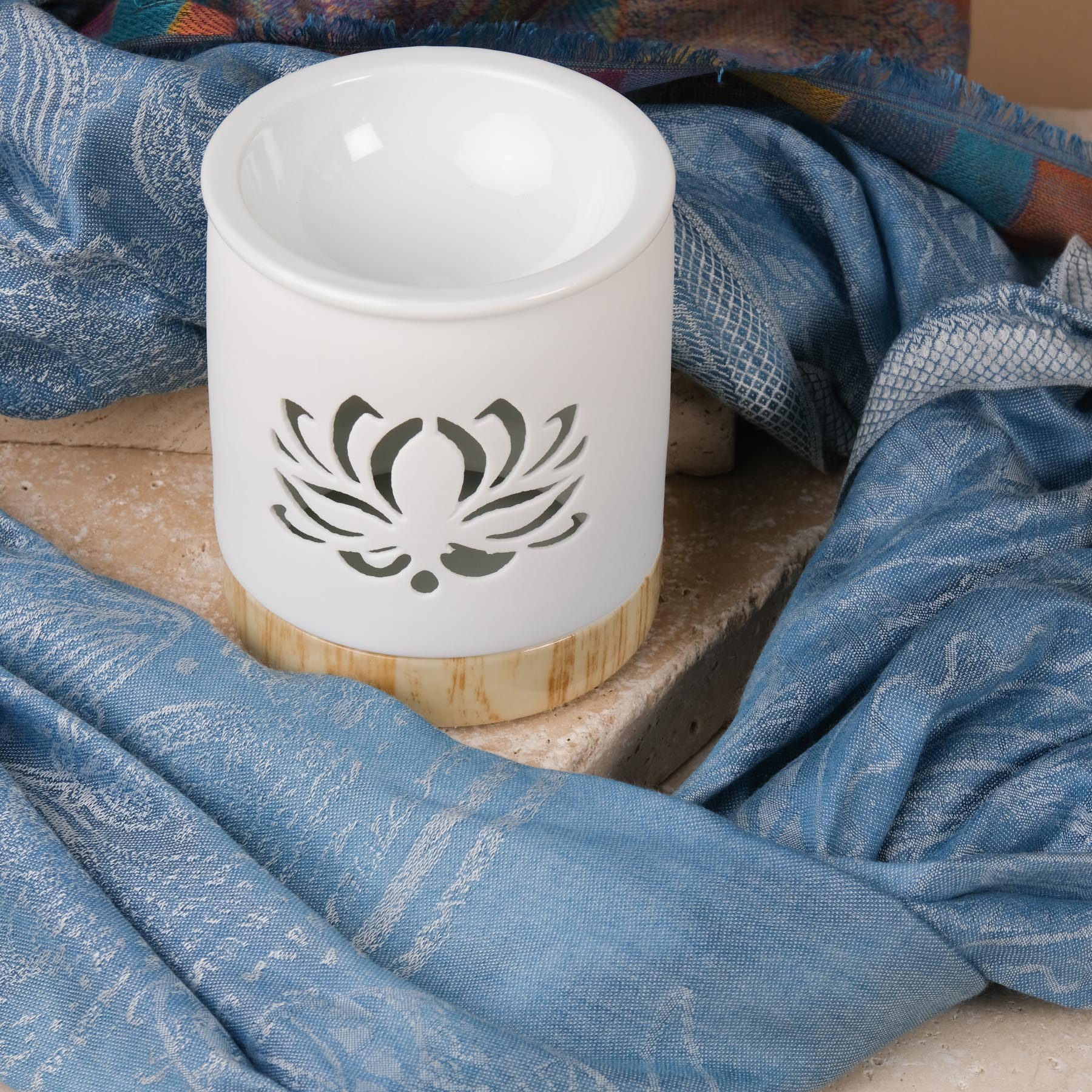 Diffuseur de parfum en céramique avec fleur de lotus blanche 