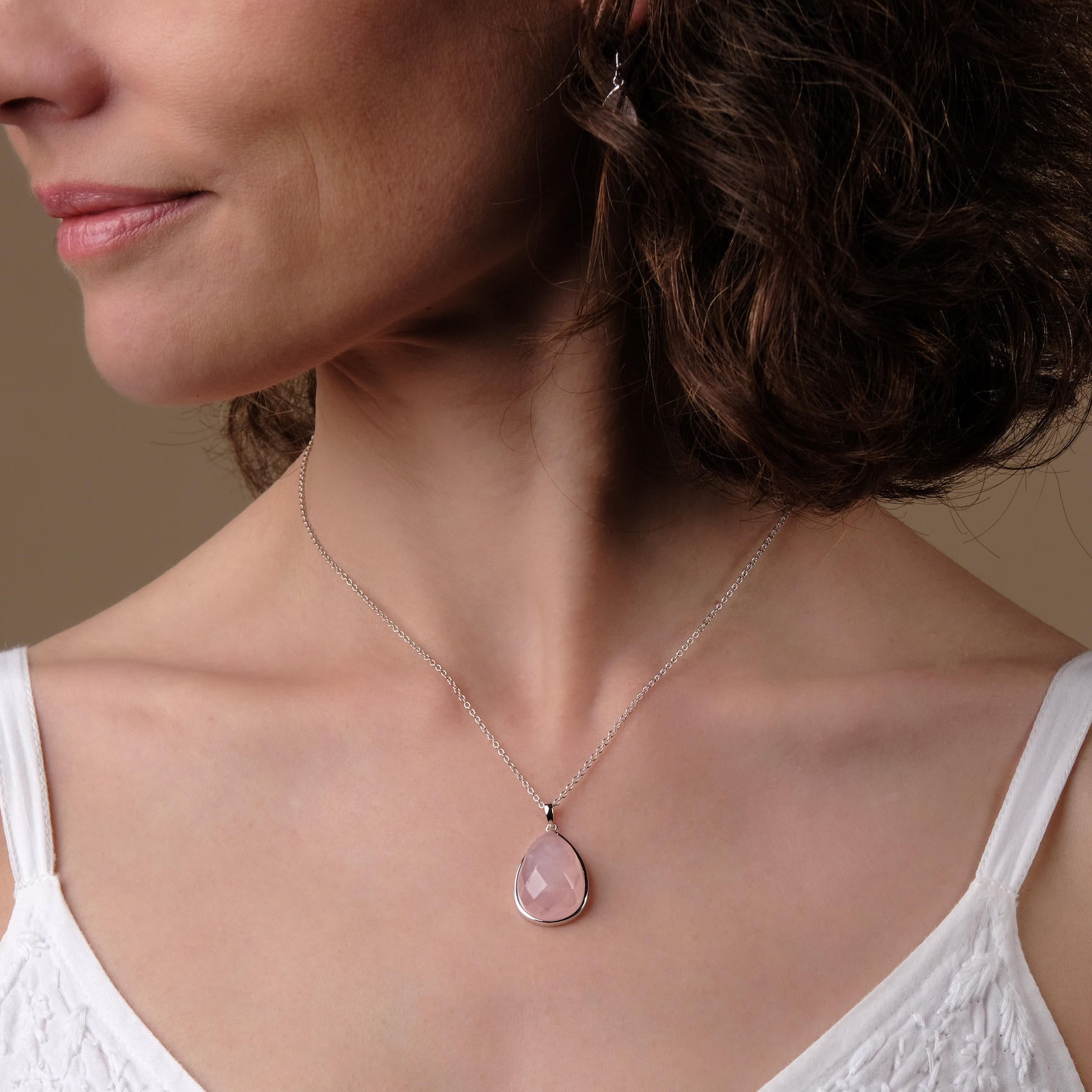 Collier de Yoga avec pendentif de quartz rose à facettes argenté