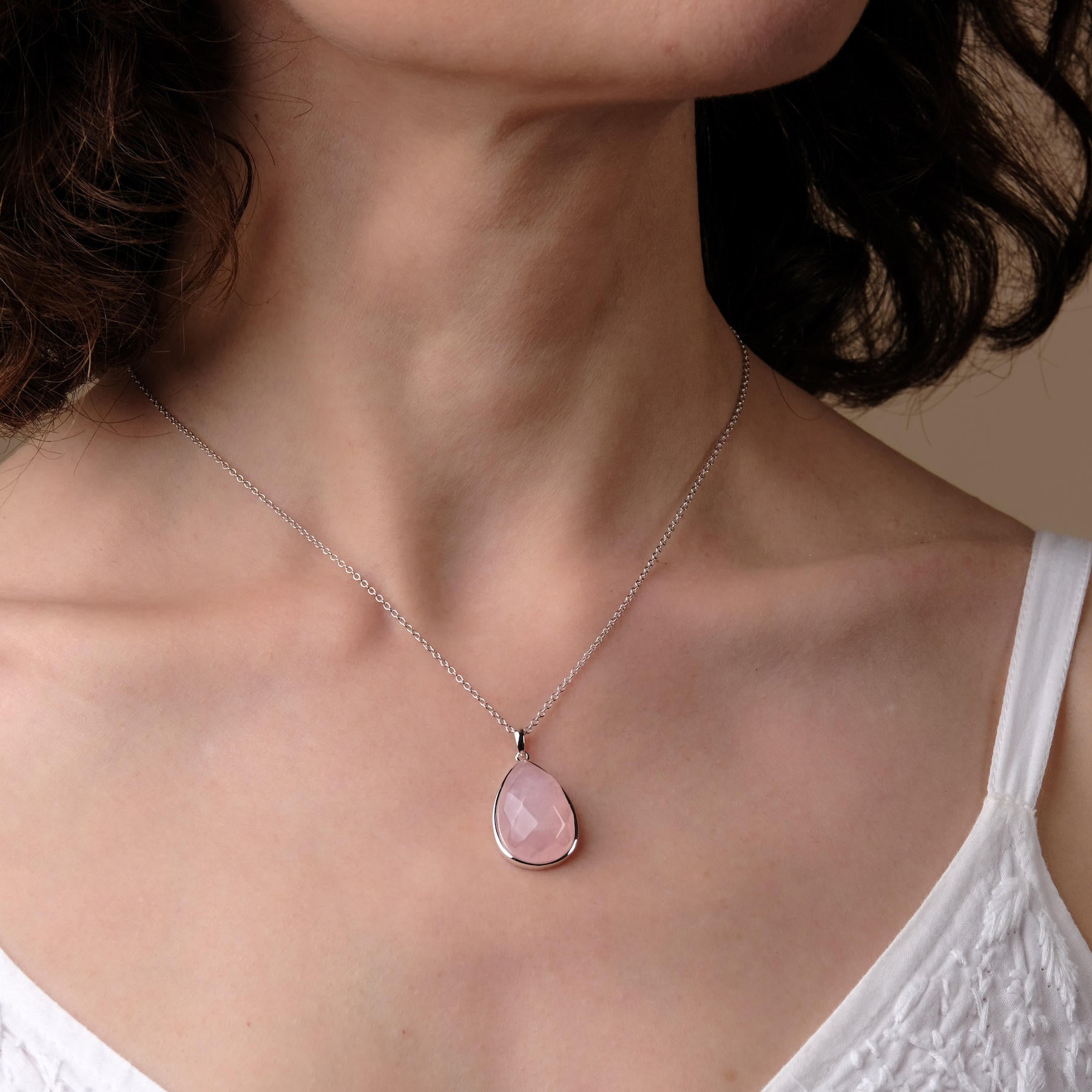 Collier de Yoga avec pendentif de quartz rose à facettes argenté