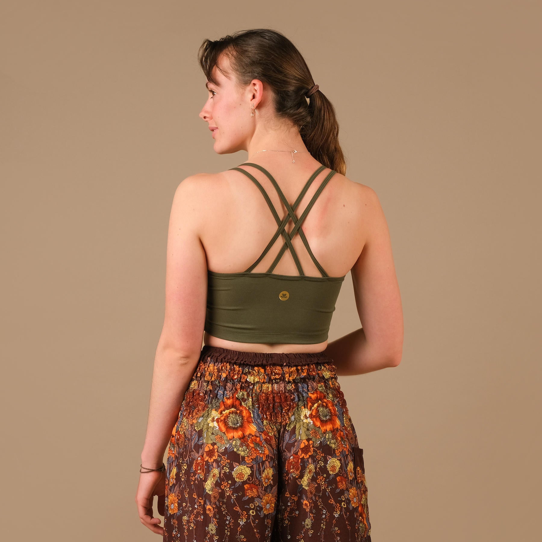 Robes de yoga Crop Top Joy olive en tissu durable et fabriqué en Suisse