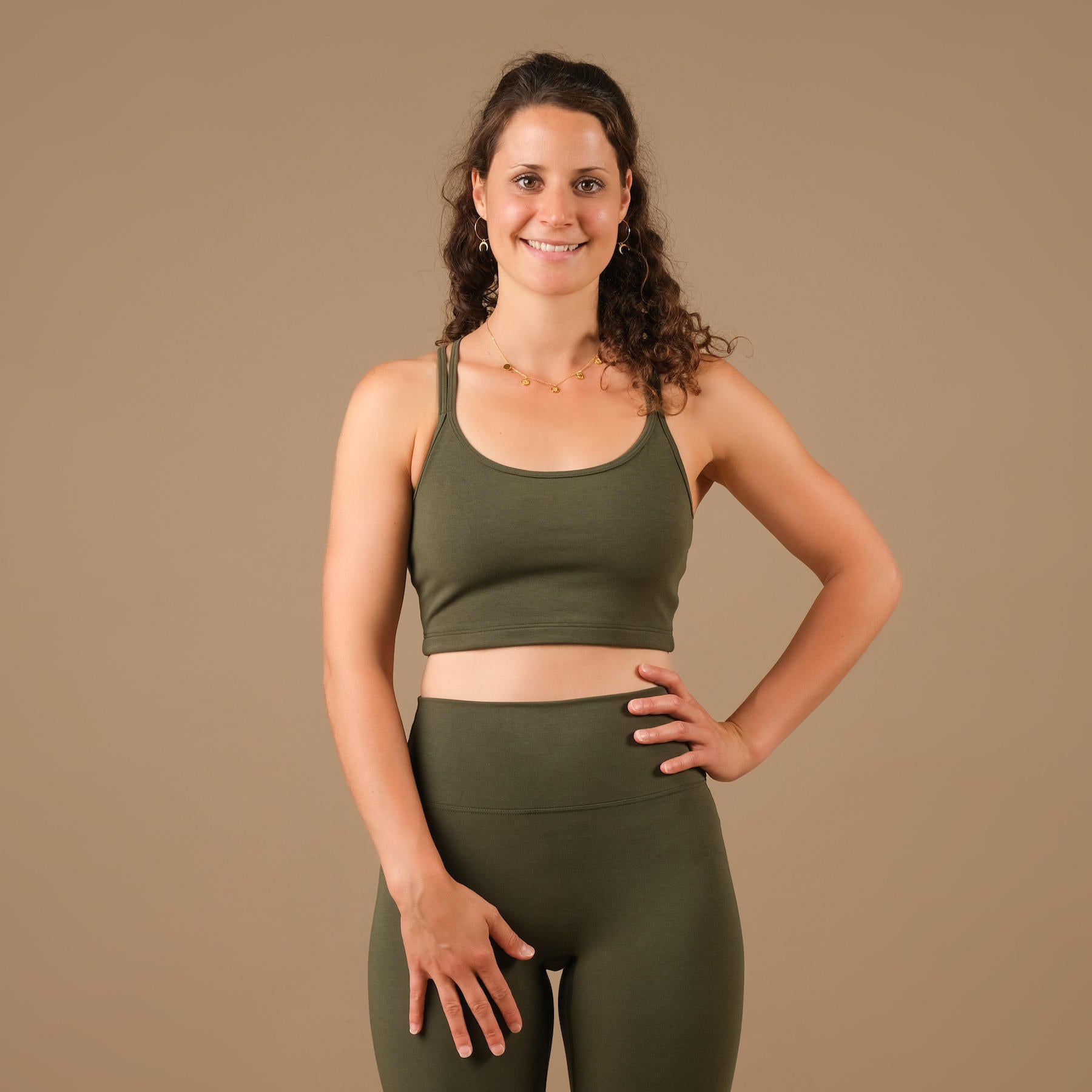 Robes de yoga Crop Top Joy olive en tissu durable et fabriqué en Suisse