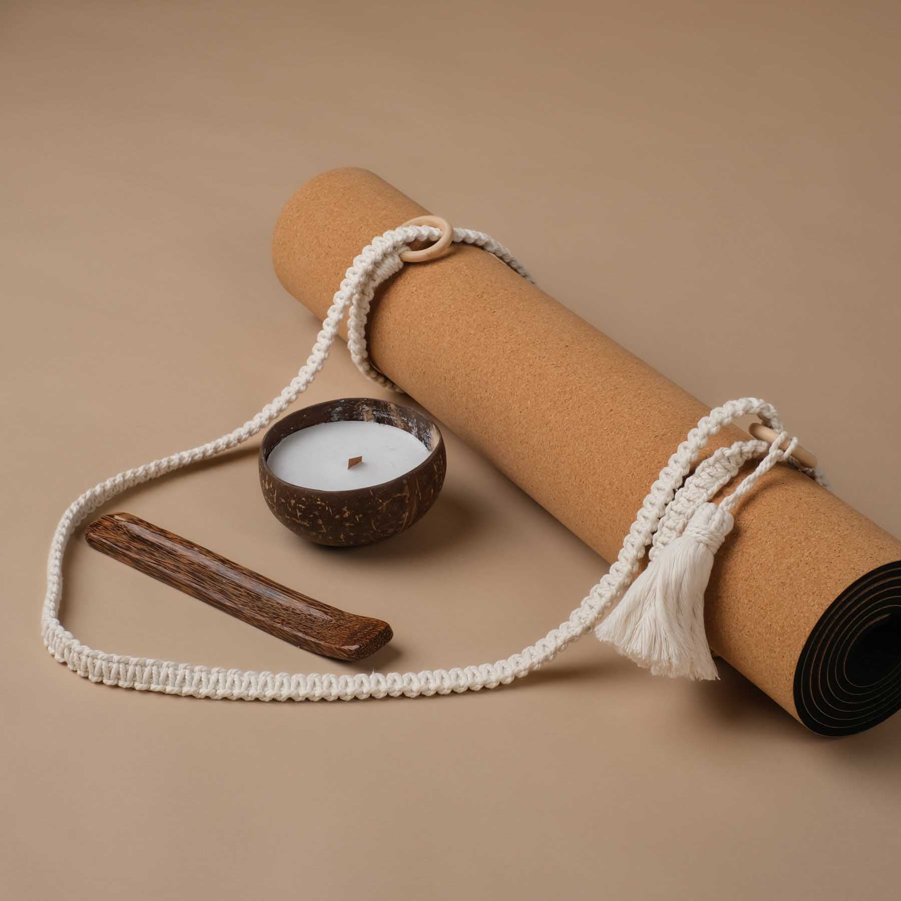 Idée de cadeau de yoga durable - set cadeau composé d'une bougie flottante parfumée à la noix de coco, d'une sangle de transport pour tapis de yoga en macramé et d'un porte-encens. Tout est fait à la main.