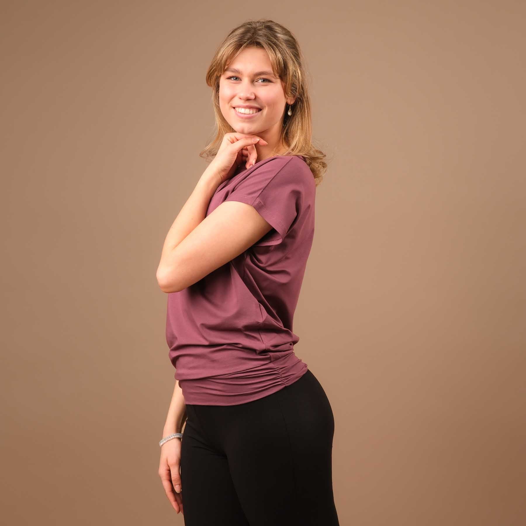 Yoga Shirt Comfy à manches courtes fabriqué de manière durable en Suisse aubergine