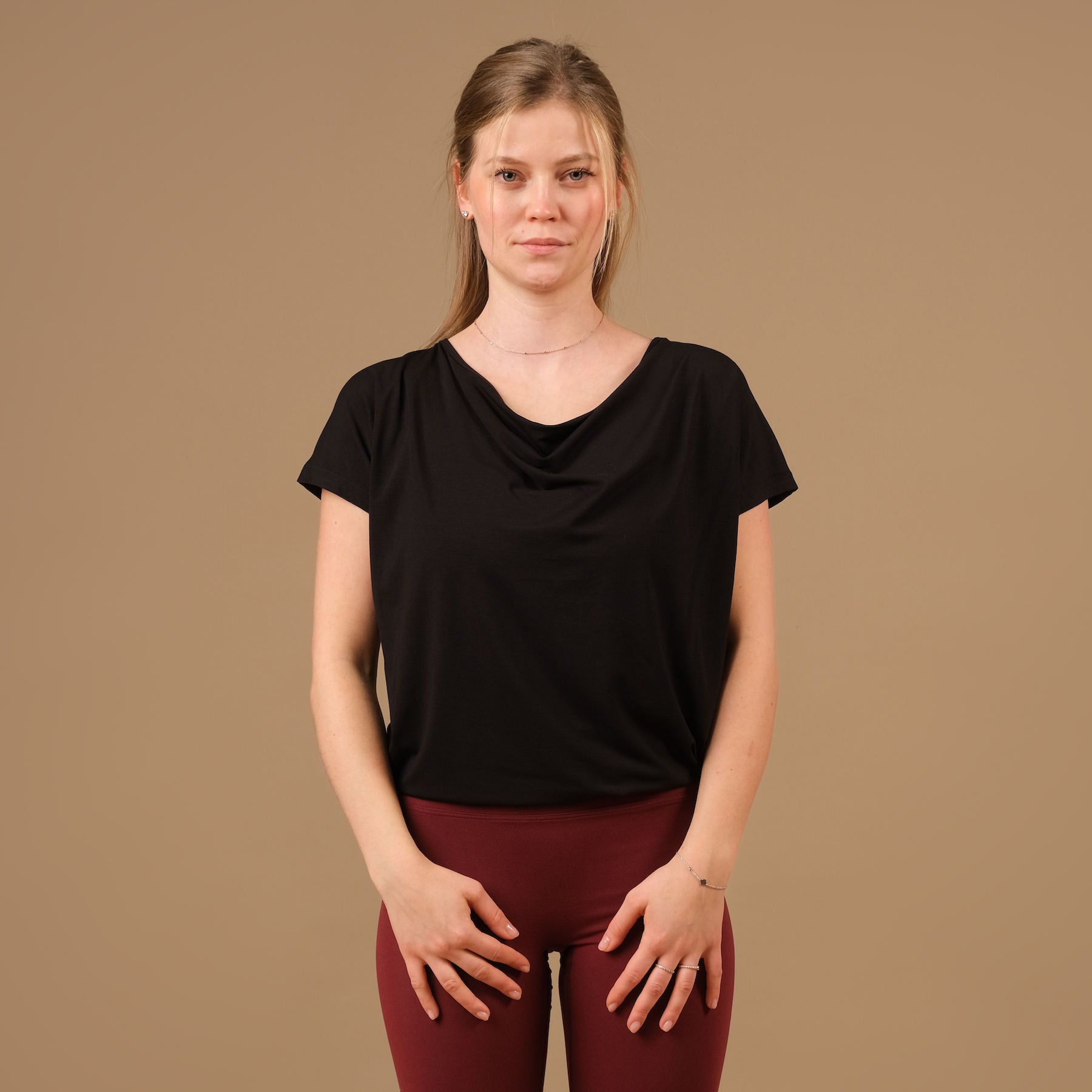 T-shirt de yoga cascade noir, tissu durable, super confortable, cousu en Suisse