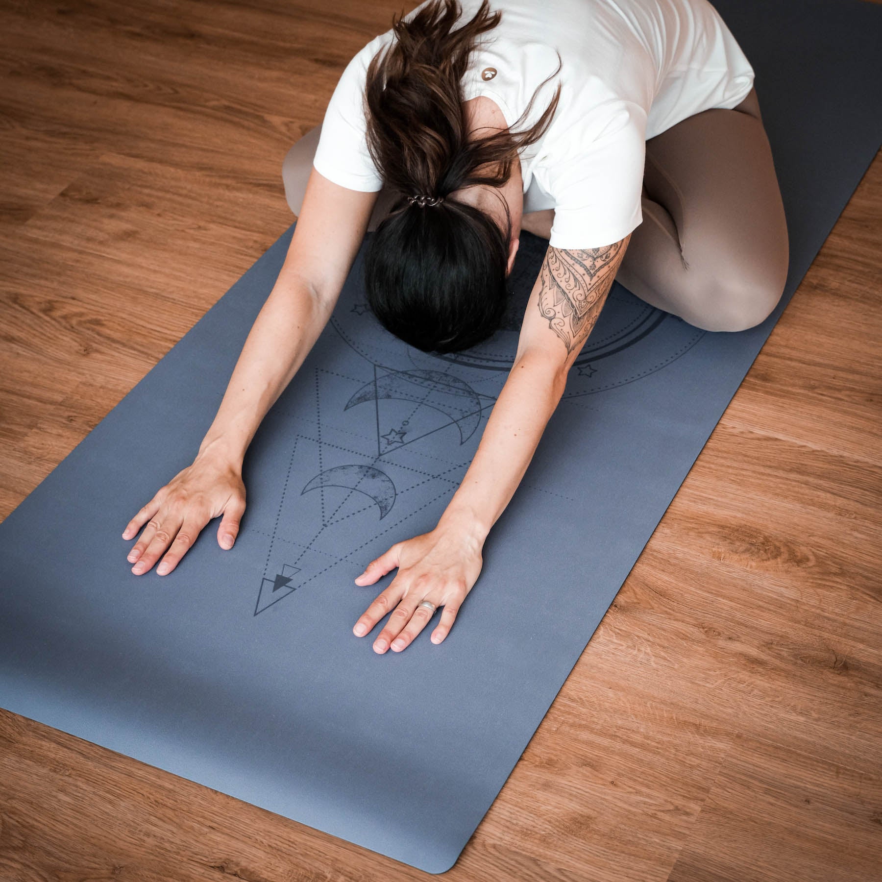 Tapis de yoga SuperGrip 2.0 Moon gris-bleu avec lignes d'aide pour un alignement correct